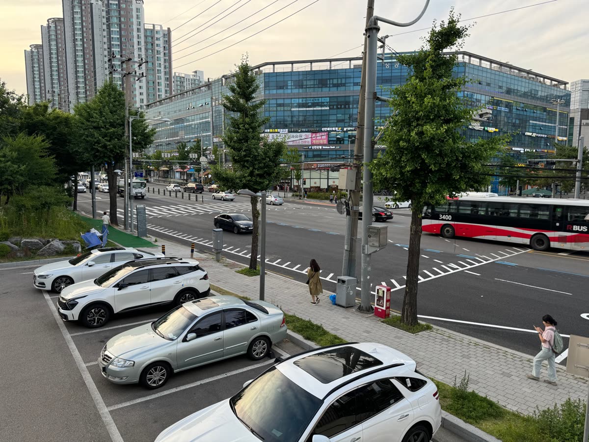 매장 건물 계단에서 내려다본 주차장과 앞 도로, 교차로