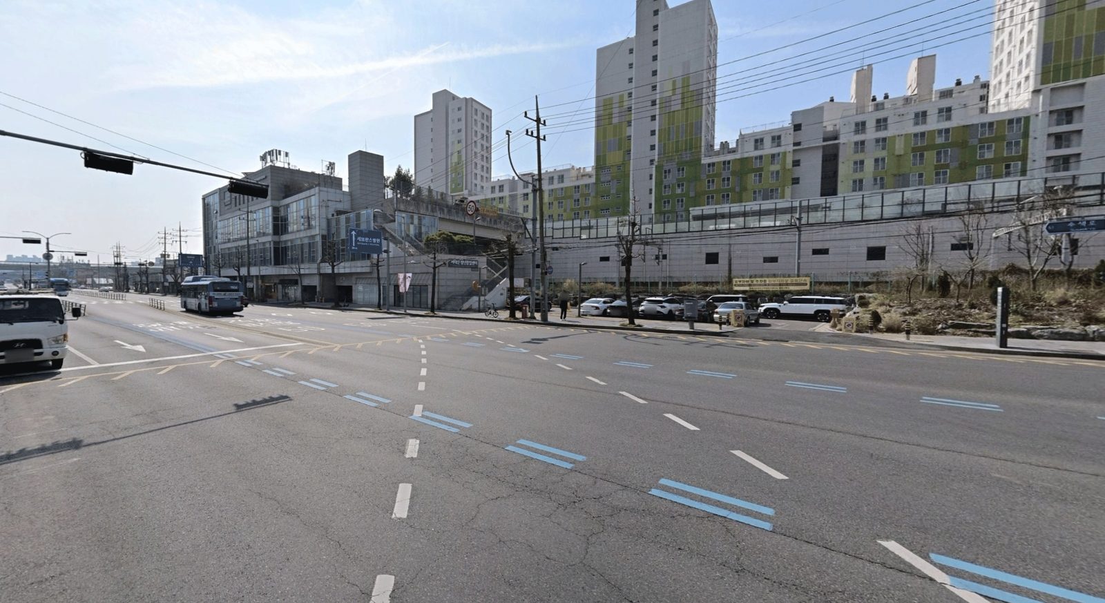 교차로 건너편에서 본 도로. 왼쪽 건물이 매장, 오른쪽에 매장 주차장과 주차장 입구